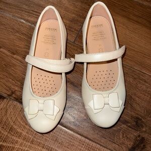 Geox Cream Dress Shoes with Bow Detail and Breathable Design